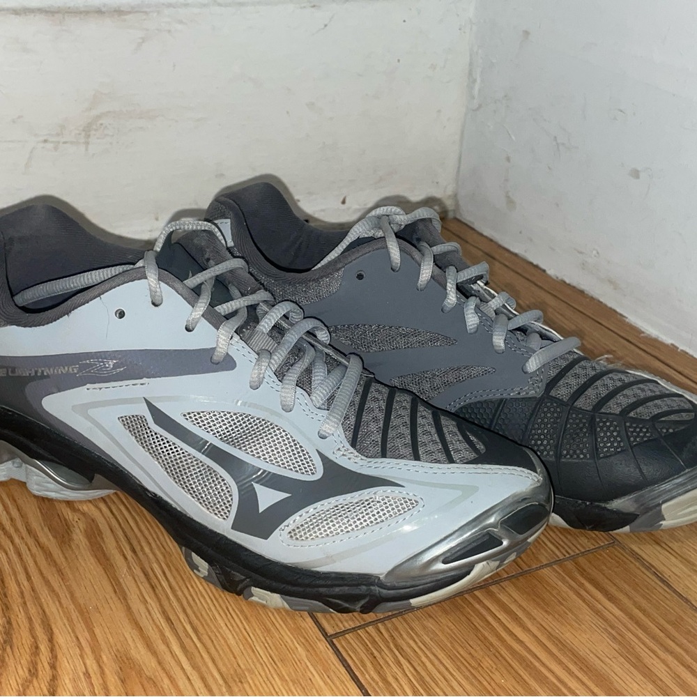 Mizuno Gray Volleyball Shoes with Mesh Design